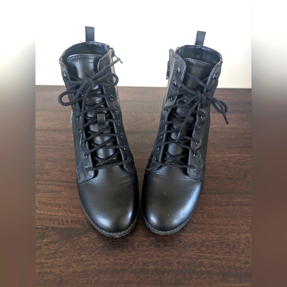 Nearly new zip accent booties, 8M